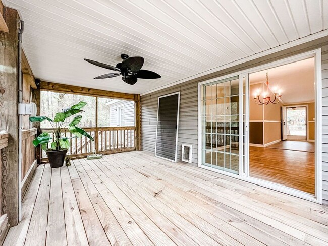 Building Photo - LOCATION! 5 mins from Carolina Beach bridg...
