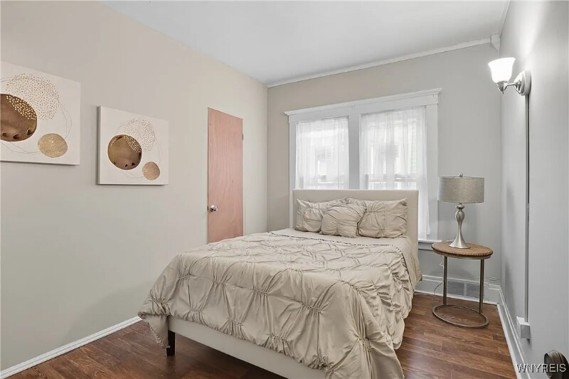 Building Photo - 10 Russell St