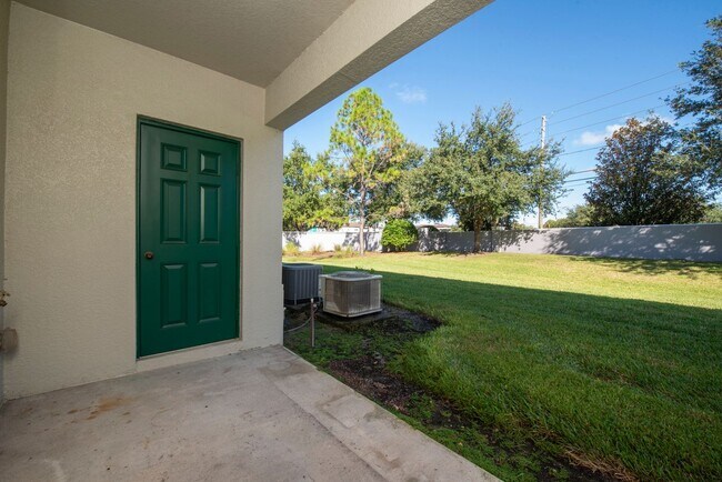 Building Photo - 2 Bedroom /2.5 bathrooms Town House. Just ...
