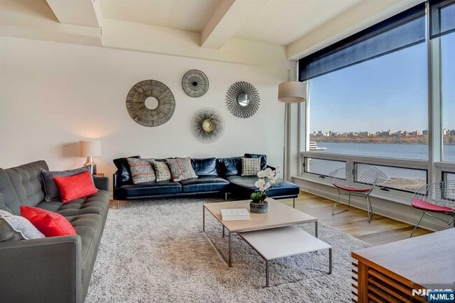 Building Photo - 9 Somerset Ln