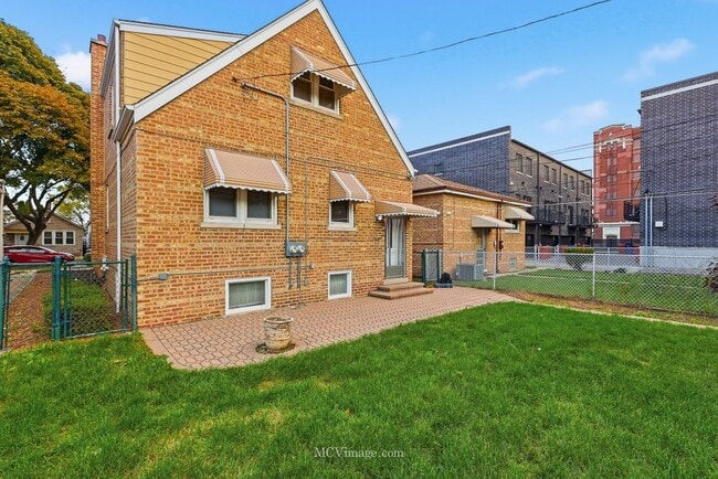 Building Photo - 3840 S Wolcott Ave