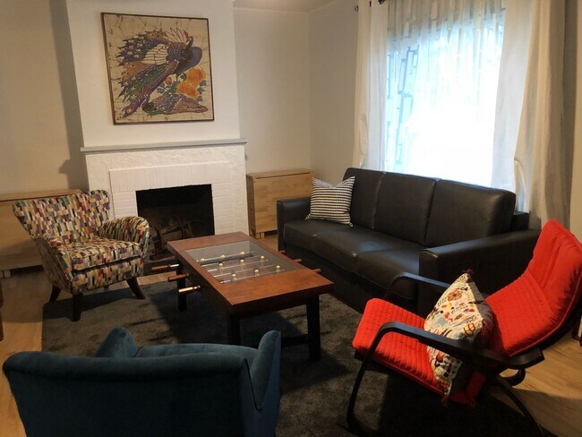 Building Photo - Grayye Duplex