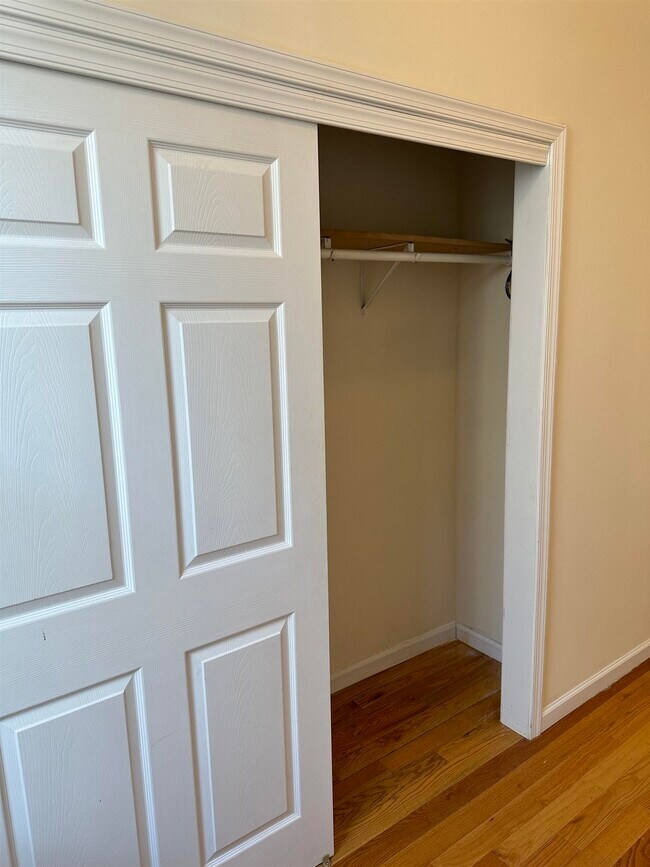 Building Photo - 942 Willow Ave