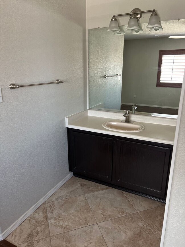 Building Photo - Vista Del Norte neighborhood 3 Bedroom