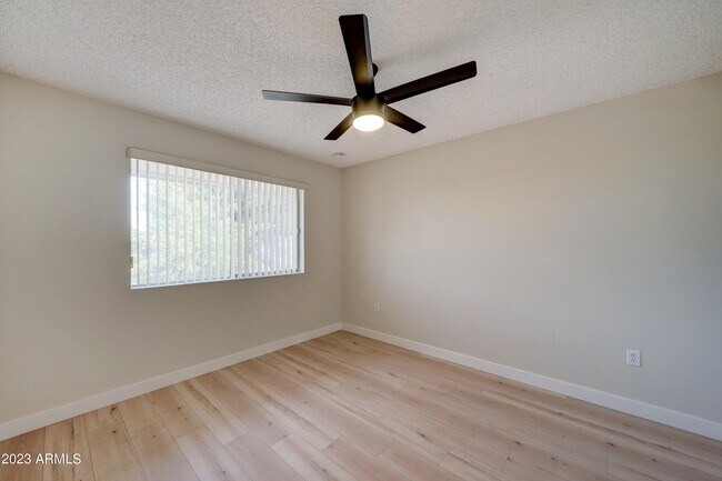 Building Photo - 10144 W Cheryl Dr