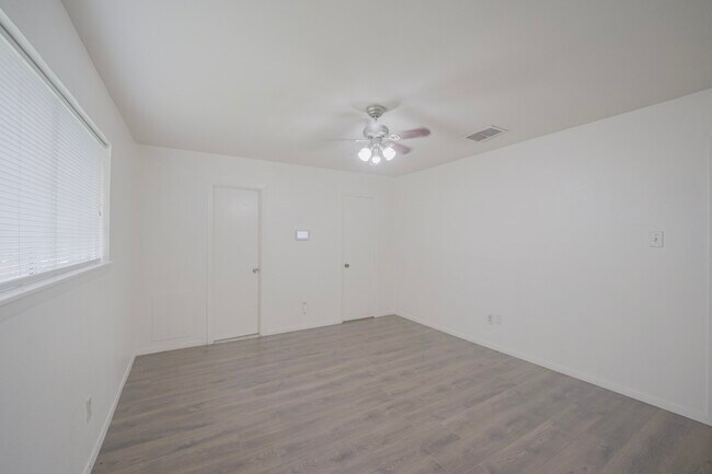 Building Photo - 9811 Mango St