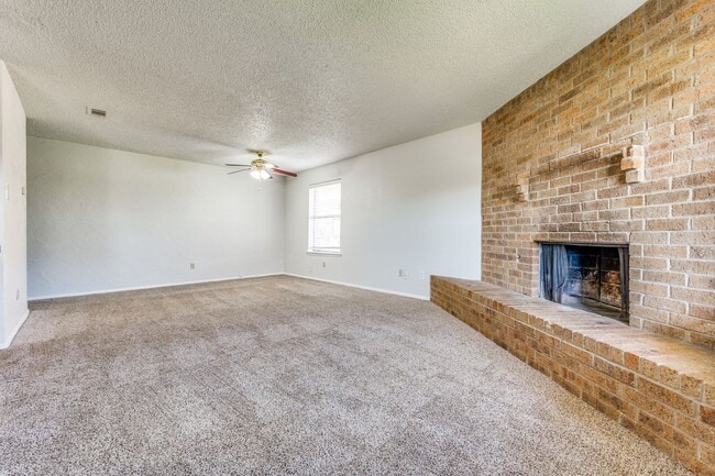 Building Photo - 2 Bedrooms in Irving with Large 2-Car Garage