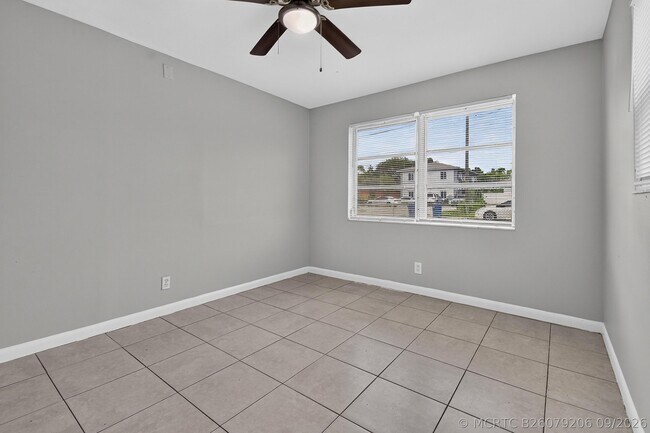 Building Photo - 1037 W 28th St