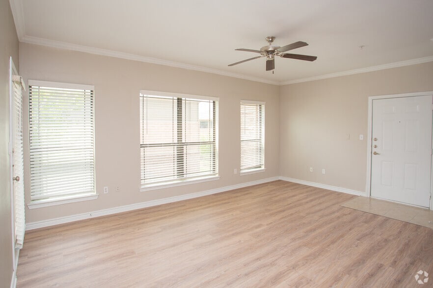 Lake Breeze Livingroom - Lakeside 121 Apartments