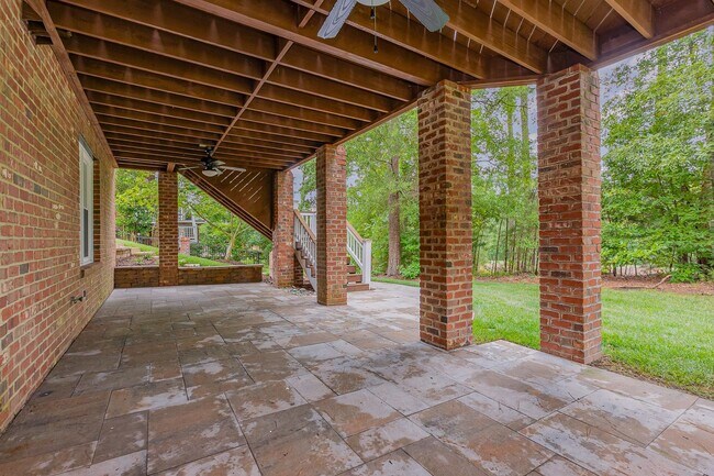 Building Photo - Stylish Renovation with Golf Course Views in a Prime Raleigh Location!