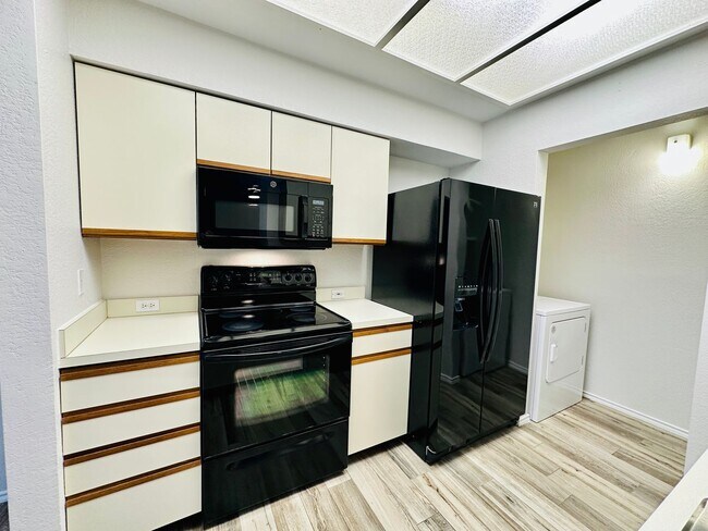 Building Photo - Charming 2 Bed 2 Bath Condo with Nature Vi...