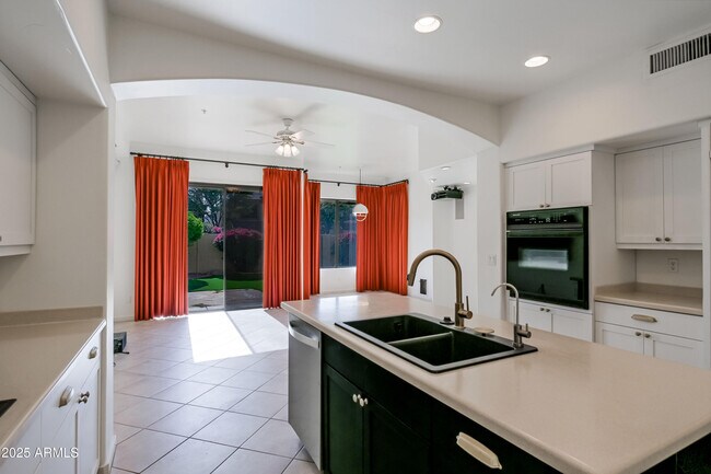 Building Photo - 8100 E Camelback Rd