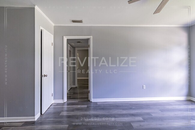 Building Photo - Charming 3-Bedroom Home with Unique Dual E...