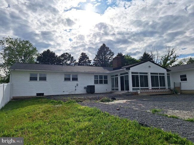 Building Photo - 711 Longs Gap Rd