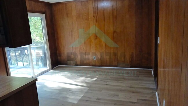 Building Photo - COMING SOON: Recently Renovated 2-Bedroom ...