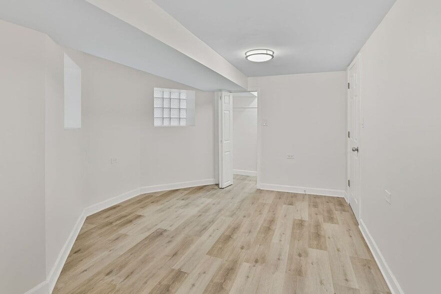 Building Photo - 1345 N Maplewood Ave