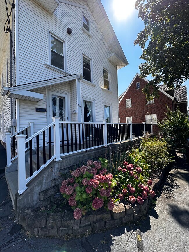 Building Photo - 853 Townsend Ave