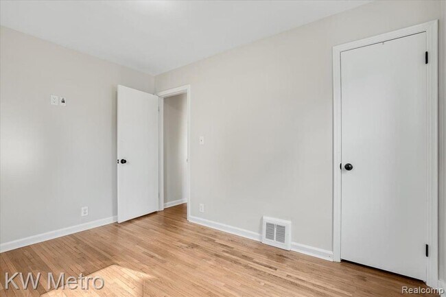 Building Photo - 908 Bauman Ave