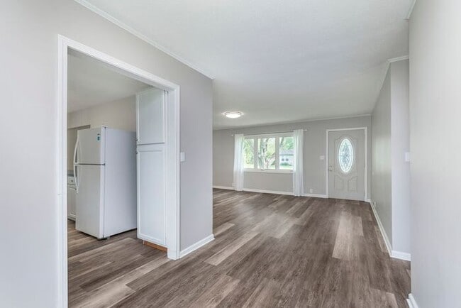 Building Photo - Beautifully updated home located in the he...