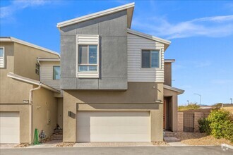 Building Photo - Beautiful and Highly Upgraded Townhome!