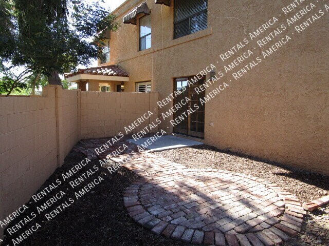 Building Photo - 711 E North Ln