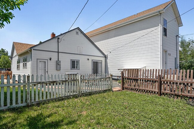 Building Photo - 1442 Main St