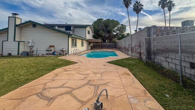 Building Photo - Move-In Ready 3-Bedroom with Pool / Lawn and Pool Service Included!