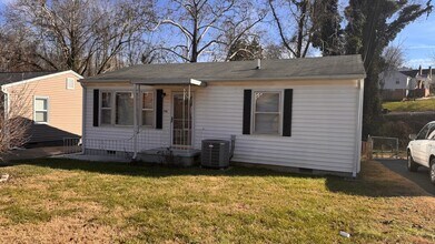 Building Photo - NEW RENTAL!  $1600 per month, Charming 3 bedroom, 1 bath House with fenced backyard! Heart of Sou...