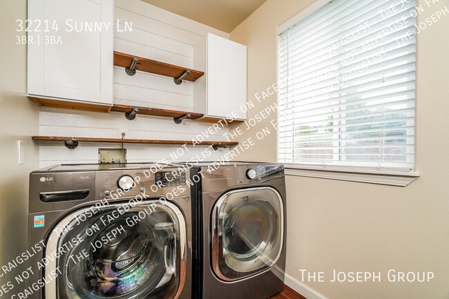 Building Photo - 32214 Sunny Ln