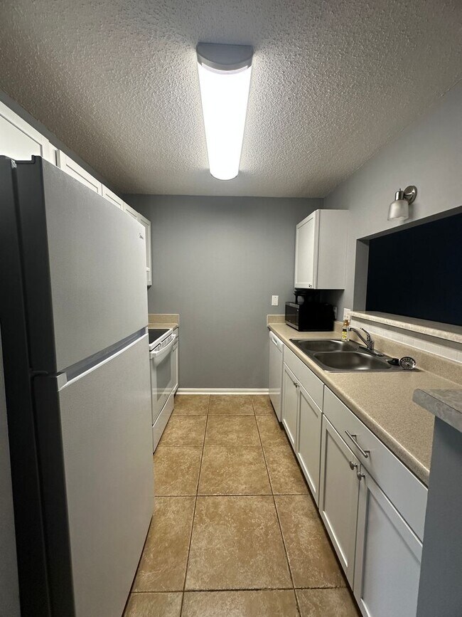 Building Photo - Briarwood West!  End Unit!