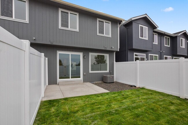 Building Photo - 3 bedroom 2.5 bathroom End Unit Modern Tow...