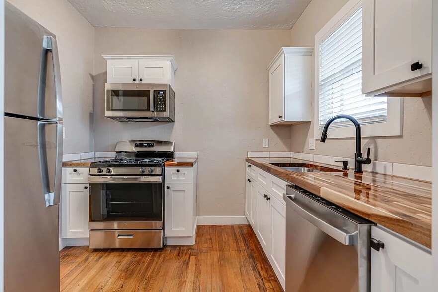 Kitchen - 316 W Cypress St