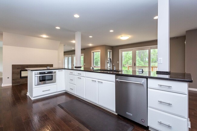 Building Photo - SOPHISTICATED COMFORT in HISTORIC FRANKLIN