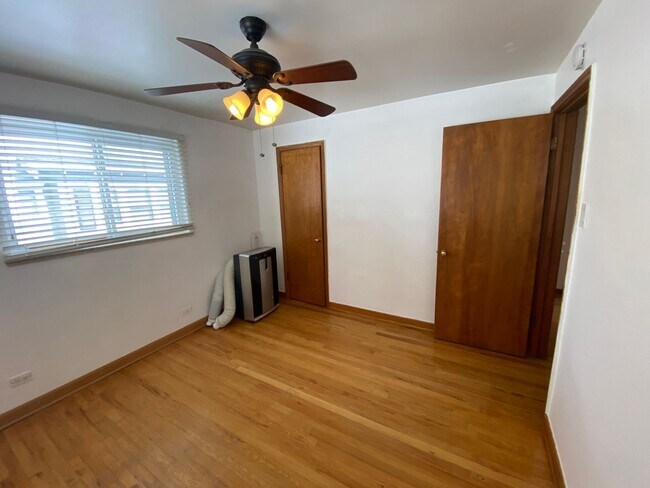 Building Photo - Simply Adorable Two Bedroom Apartment right near Denver University