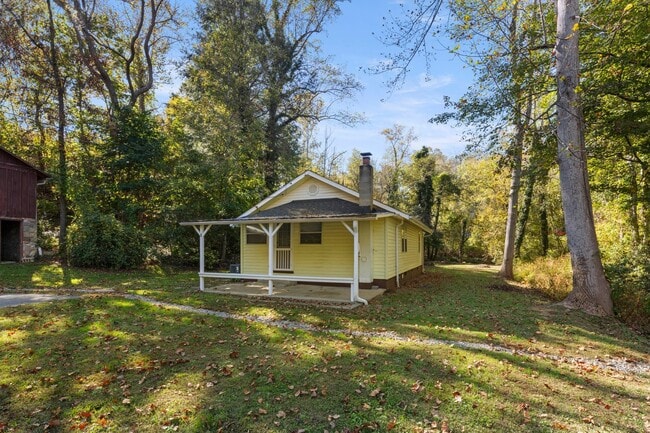 Primary Photo - Updated Cottage on Haw Creek!