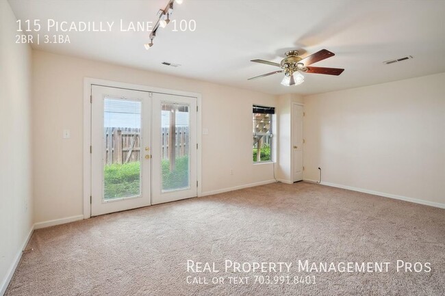 Building Photo - Spacious 3-Story End-Unit Townhome in Prim...