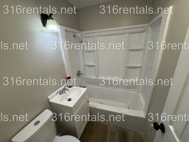 Building Photo - $999 - 3 bed 1 bath - newly remodeled - Si...