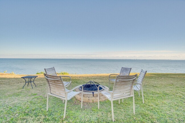 Building Photo - Stylish Condo in Waterfront Bayview Terrace – Updated Interiors, In-Unit Washer/Dryer, Access to ...