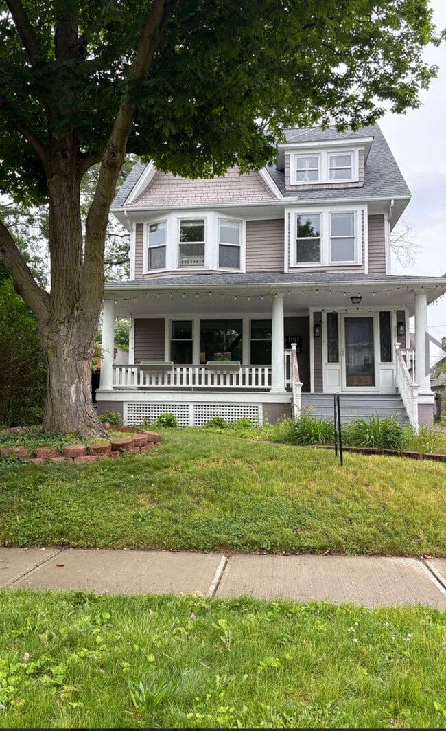 Building Photo - Room Rent