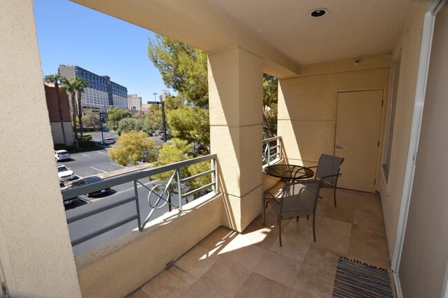 Building Photo - 230 E Flamingo Rd