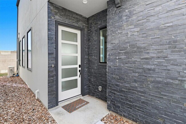 Building Photo - 2909 El Fenice Ln