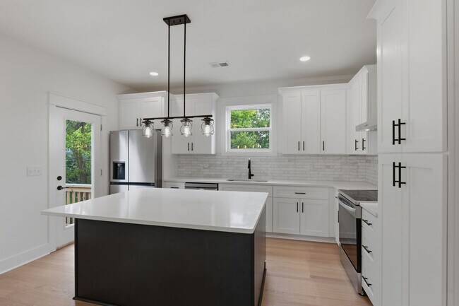 Building Photo - Spacious 5-Bedroom with Fenced Yard & Modern Amenities