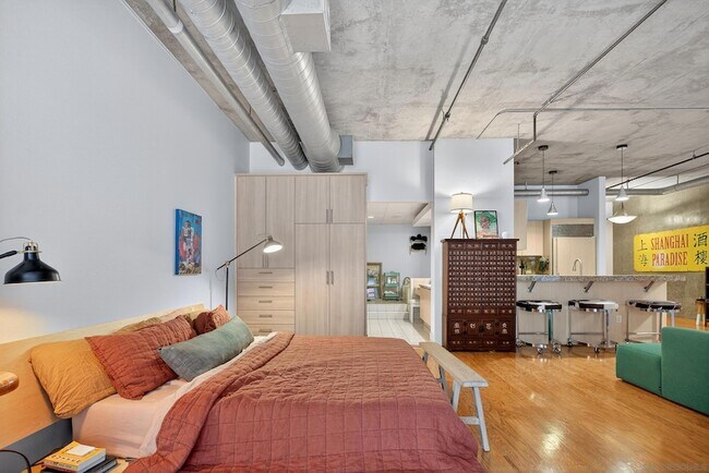 Building Photo - 877 Island Ave