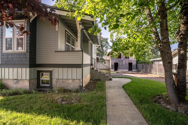 Building Photo - 3-bedroom 2 bath House $2,495