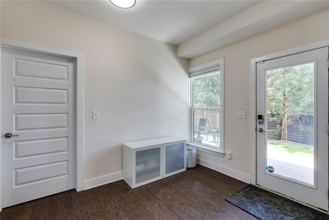 Building Photo - 842 Stonehill Ln