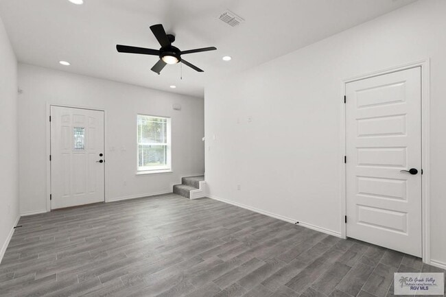 Building Photo - 405 Lion's Villa Ave