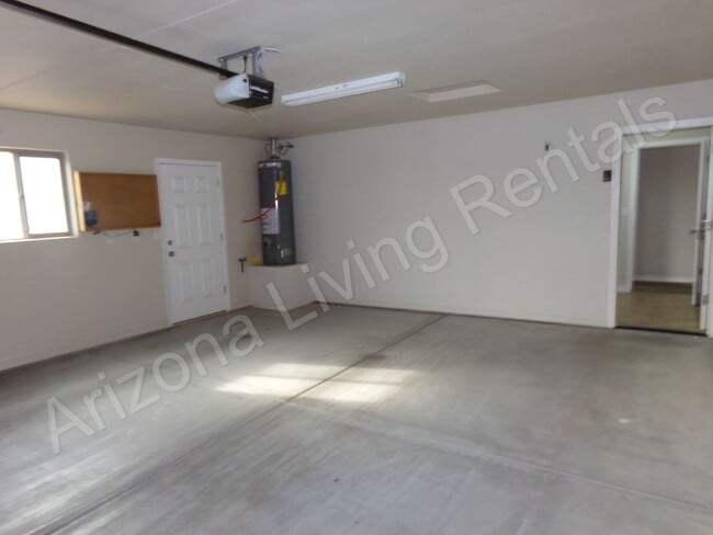 Building Photo - SUPER CLEAN 4 BEDROOM HOME