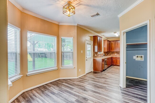 Building Photo - 1122 Chase Park Dr