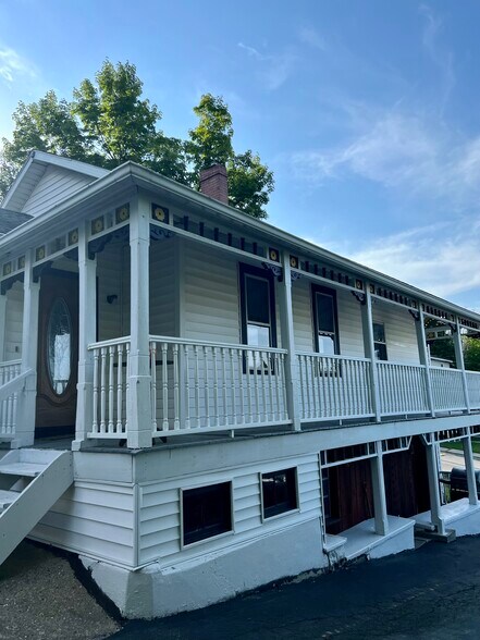 Building Photo - 27 W Main St