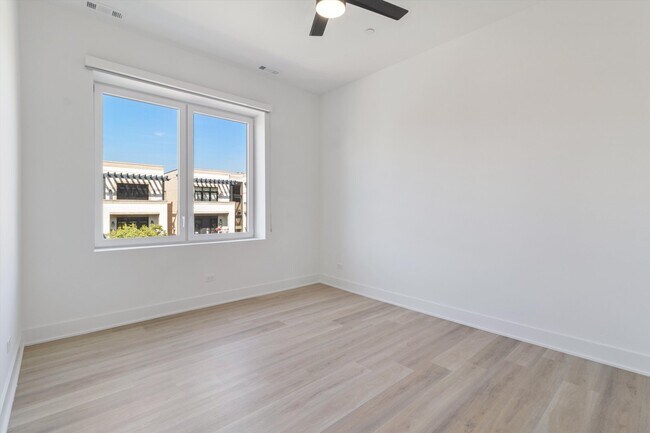 Building Photo - 3821 N Ashland Ave